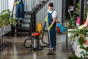 young cleaner cleaning floor with vacuum cleaner near multicultural colleagues Tutti i servizi effettuati dalla nostra impresa di pulizie guardano al rispetto per l’ambiente. Prestiamo massima attenzione alla raccolta differenziata e promuoviamo il riciclo di qualunque materiale, dalla carta agli articoli indifferenziati. Utilizziamo prodotti per la pulizia efficaci e adatti a qualunque superficie, ma allo stesso tempo ecologici e accuratamente testati per ridurre al minimo l'impatto ambientale.